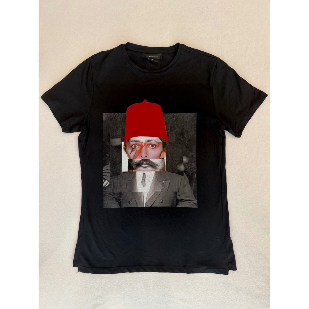Les Benjamins Men's Sz MD David Bowie Fuzzy Red Fez Hat Black T-shirt